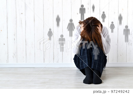 人間関係に悩む女性イメージ 97249242