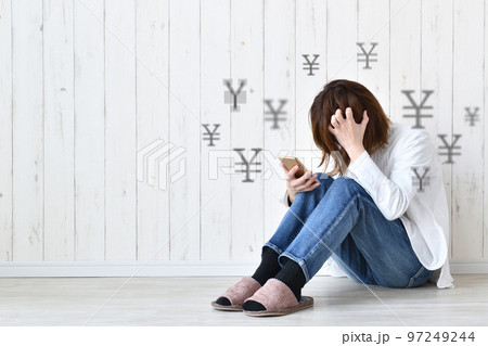 お金の悩みを持つ女性イメージ お金の悩みを持つ女性イメージ 97249244