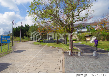 大分県別府市の鉄輪温泉地獄地帯公園遊歩道を歩く人 大分県別府市の鉄輪温泉地獄地帯公園遊歩道を歩く人 97249615