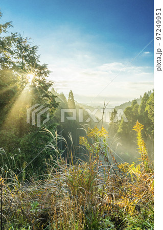 山あいの日の出 縦 山あいの日の出 縦 97249951