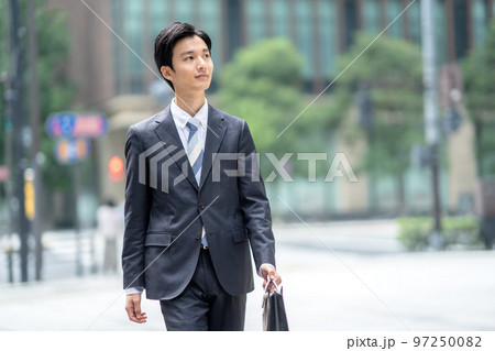 オフィス街を歩くビジネスマン 97250082