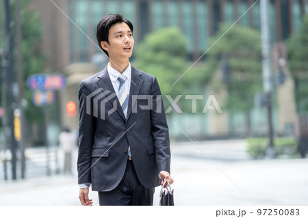 オフィス街を歩くビジネスマン オフィス街を歩くビジネスマン 97250083