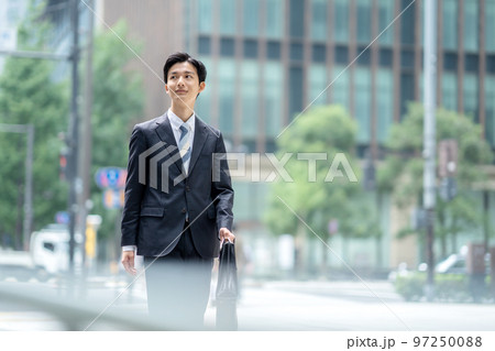 オフィス街を歩くビジネスマン オフィス街を歩くビジネスマン 97250088