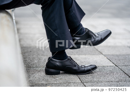 ビジネスマンの足元 ビジネスマンの足元 97250425