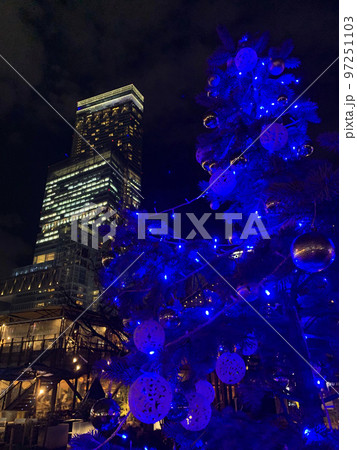 大阪のランドマークのあべのハルカスとクリスマスツリー。 97251103