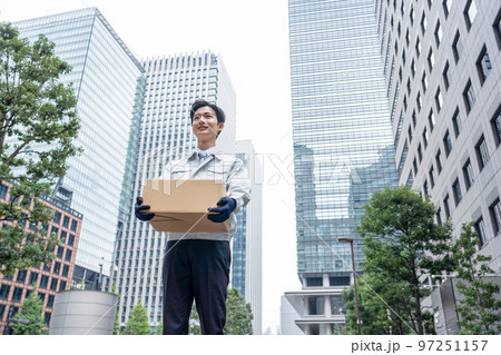 荷物を運ぶドライバー 97251157