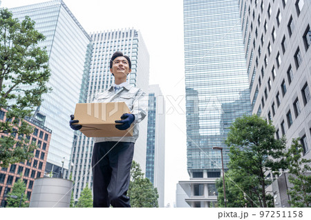 荷物を運ぶドライバー 荷物を運ぶドライバー 97251158