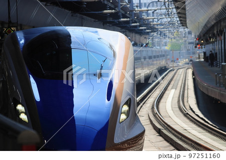 ホームに入線する北陸新幹線　かがやき 97251160