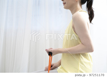 チューブトレーニングする女性 チューブトレーニングする女性 97251170