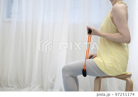 チューブトレーニングする女性 97251174