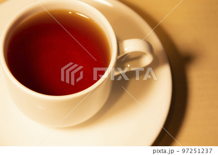 寒い日の午後に飲むアメリカンコーヒー 97251237