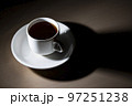 ブラックコーヒーを飲んで問題の解決を探す 97251238