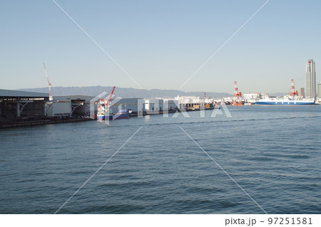 大阪咲州南港の倉庫ふ頭の景色 97251581
