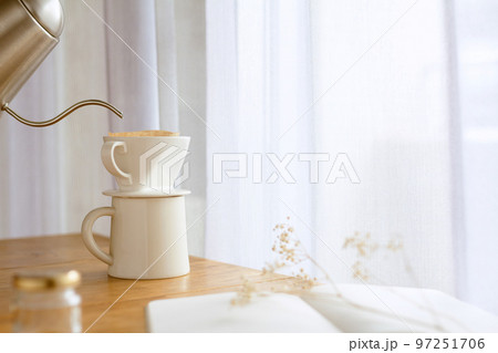 休憩時間にケトルでお湯を注いで、コーヒーを入れる 休憩時間にケトルでお湯を注いで、コーヒーを入れる 97251706