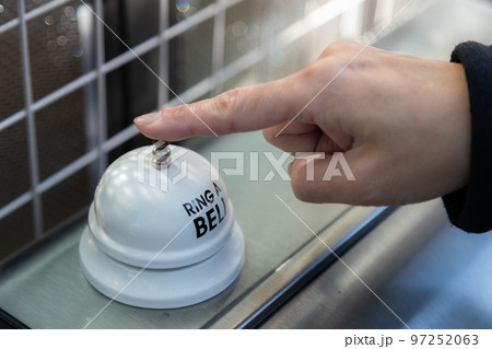 玄関のベルを鳴らす 玄関のベルを鳴らす 97252063