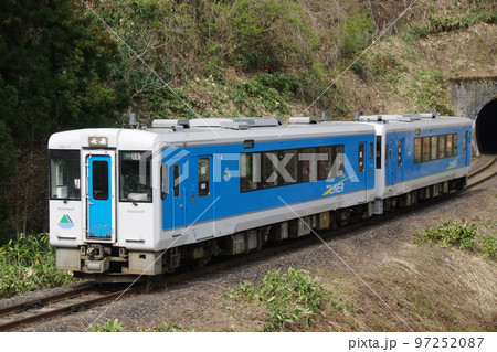 左沢線 楯山トンネルを抜けたキハ101 左沢線 楯山トンネルを抜けたキハ101 97252087