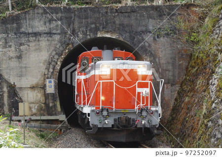 左沢線 鏡山トンネルを抜けるDE10 1651 左沢線 鏡山トンネルを抜けるDE10 1651 97252097