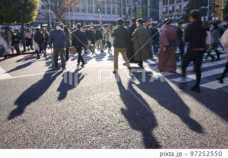 日本の東京都市景観 19万超全国。師走の渋谷。冬の長い影が…BQ.1.1…感染爆発…＝12月14日 97252550