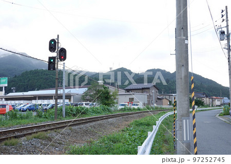 岩手開発鉄道盛駅の遠方信号機(進行現示) 岩手開発鉄道盛駅の遠方信号機(進行現示) 97252745