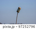鉄筋に刺さっている錆びた空き缶 97252796