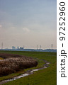 堤防と遠景にマンション群 97252960