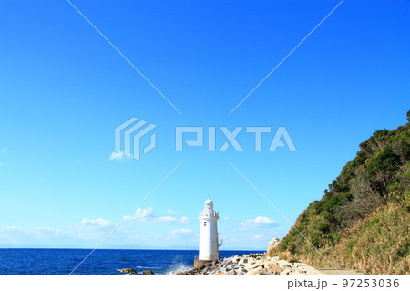 渥美半島の先端に立つ伊良湖岬灯台の風景 97253036