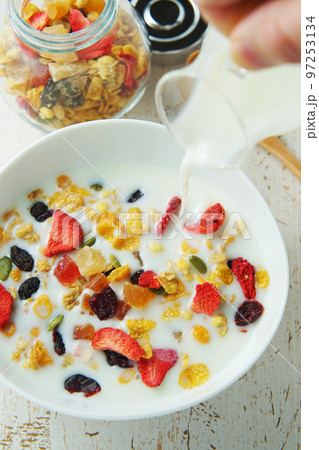 フルーツグラノーラ ミルクをかけて フルーツグラノーラ ミルクをかけて 97253134