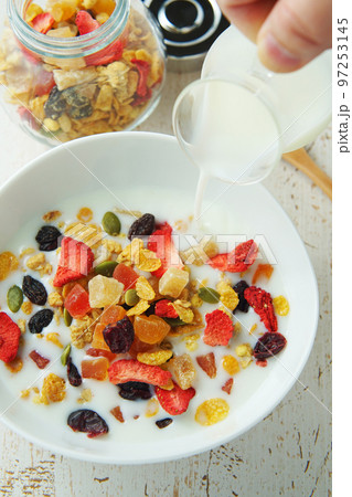 フルーツグラノーラ ミルクをかけて フルーツグラノーラ ミルクをかけて 97253145