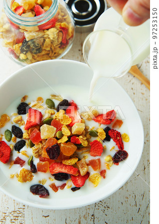 フルーツグラノーラ ミルクをかけて フルーツグラノーラ ミルクをかけて 97253150