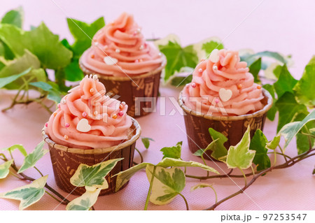ピンクとハートのカップケーキ 97253547