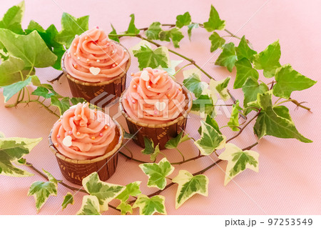 ピンクとハートのカップケーキ ピンクとハートのカップケーキ 97253549