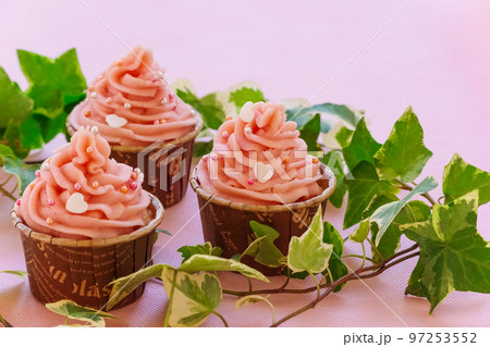 ピンクとハートのカップケーキ ピンクとハートのカップケーキ 97253552