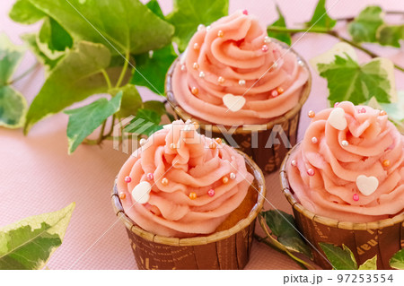ピンクとハートのカップケーキ ピンクとハートのカップケーキ 97253554
