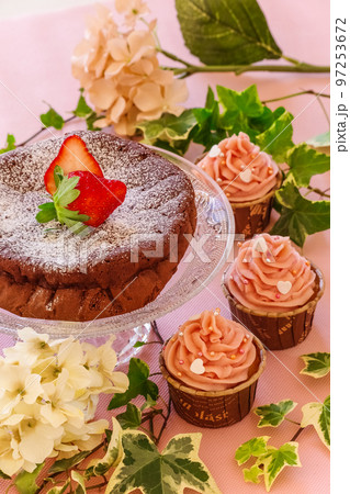 ガトーショコラとカップケーキ ガトーショコラとカップケーキ 97253672