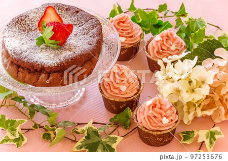 ガトーショコラとカップケーキ ガトーショコラとカップケーキ 97253676