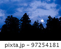 森の向こうに昇る満月1 97254181
