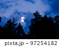 森の向こうに昇る満月2 97254182
