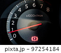 アイドリング中のエンジン回転計 97254184