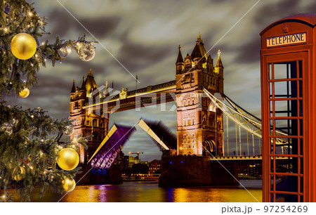 Tower Bridge lift time against Christmas tree...の写真素材 [97254269] - PIXTA