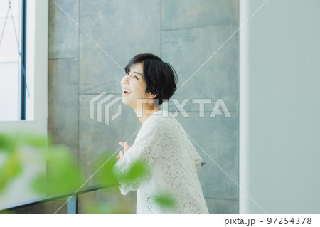 ショートヘアの女性 ショートヘアの女性 97254378