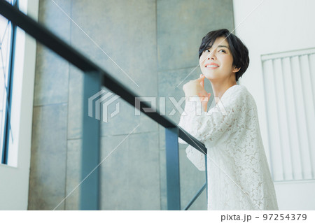 ショートヘアの女性 ショートヘアの女性 97254379