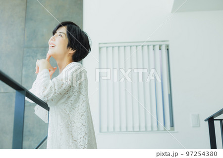 ショートヘアの女性 ショートヘアの女性 97254380