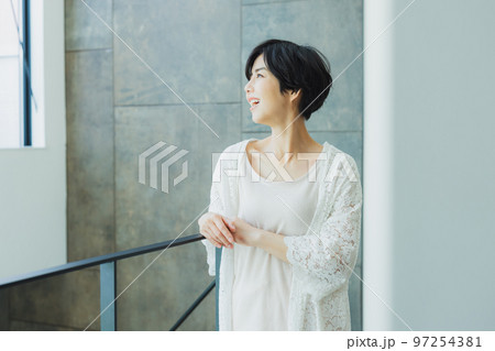 ショートヘアの女性 ショートヘアの女性 97254381