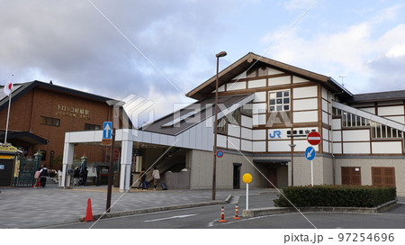 JR山陰線（嵯峨野線）の嵯峨嵐山駅と、嵯峨野観光鉄道のトロッコ嵯峨駅 97254696