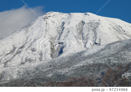 秋の冠雪した十勝連峰 秋の冠雪した十勝連峰 97254966