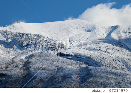 秋の冠雪した十勝連峰 97254970