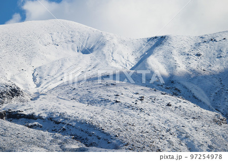 秋の冠雪した十勝連峰 秋の冠雪した十勝連峰 97254978