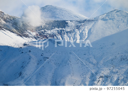 望岳台から見た秋の雪山 97255045