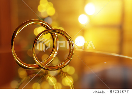 寄り添う金色の2つの指輪の3Dイラスト 97255377