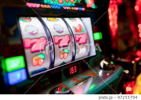 スロットマシン　777揃い　ボーナススタート 97255704